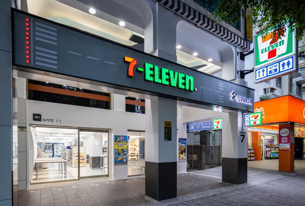 10 7 eleven x星宇航空主題店 以機場航廈做為視覺設計 將星宇航空完美複製到超商店鋪內 1673849453