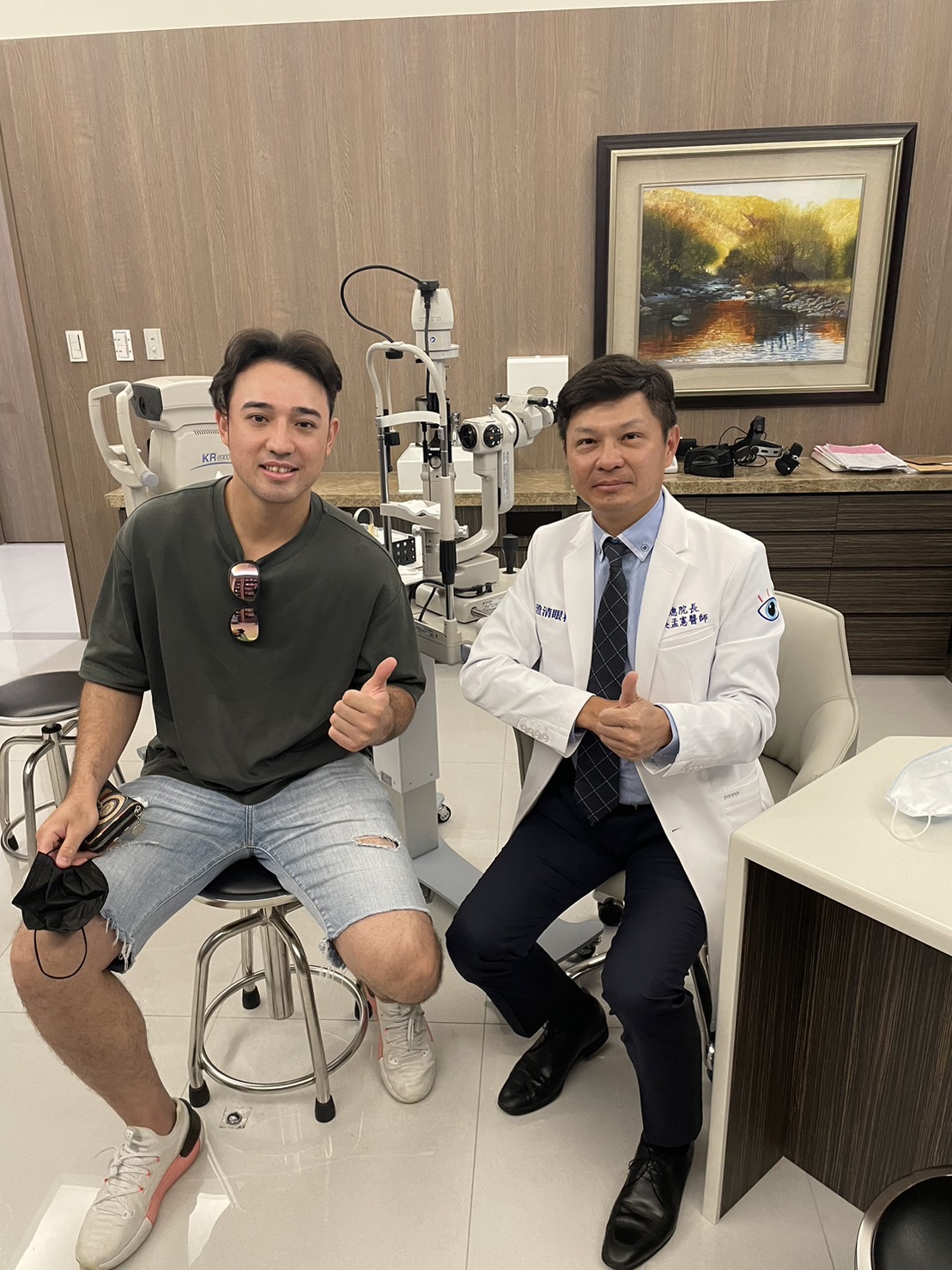 澄清眼科總院長吳孟憲（右）親自為職棒球員林安可（左）進行雷射手術。澄清眼科提供