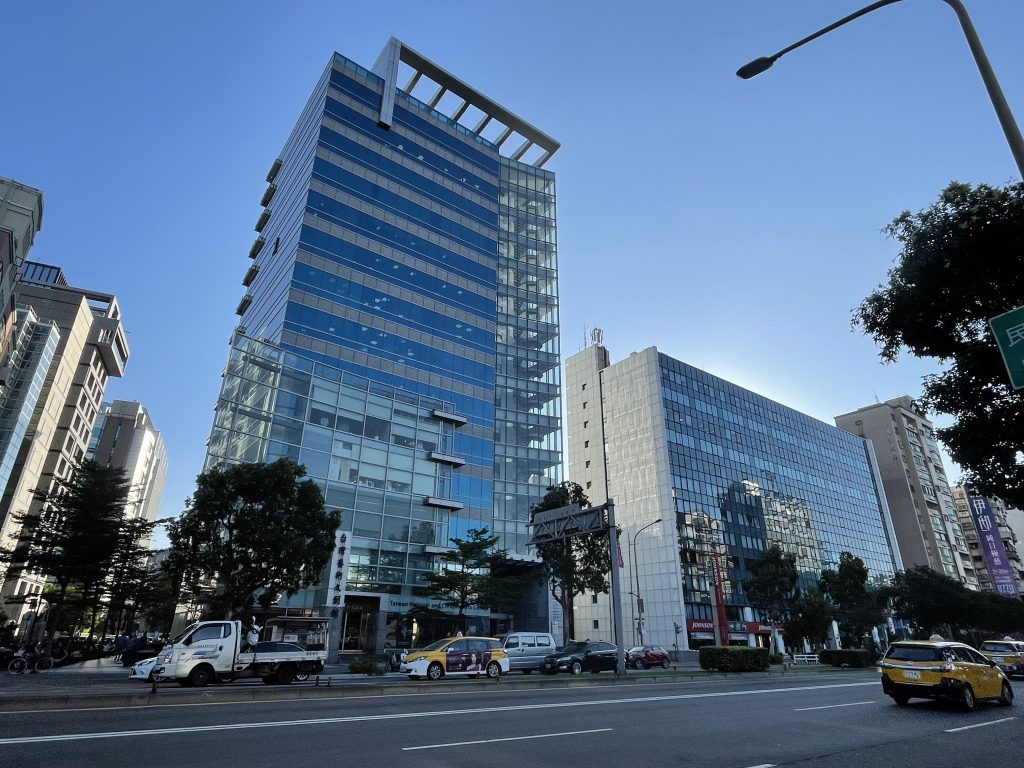 圖說:財團法人以2.9億無貸款買下松山區「航廈大樓」商辦高樓層戶。-圖/台灣房屋提供