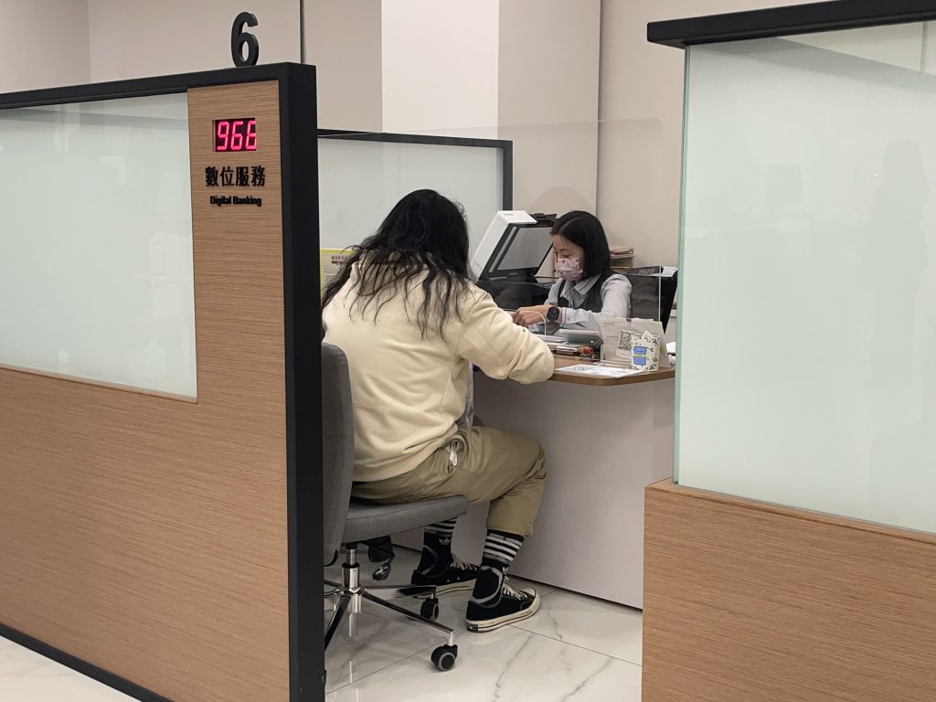 銀行洽公示意圖 台灣房屋提供