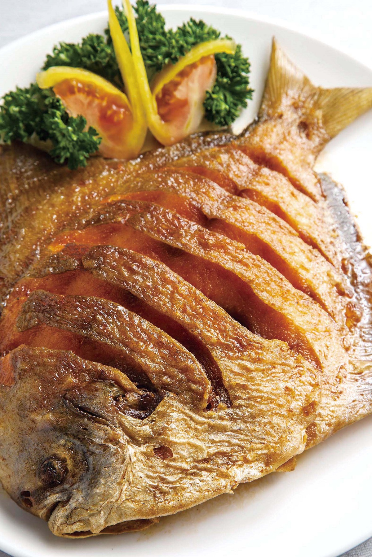 「干煎大銀鯧」特選身形碩大飽滿的銀鯧，象徵年年有餘，單點售價。（圖／神旺潮品集提供）