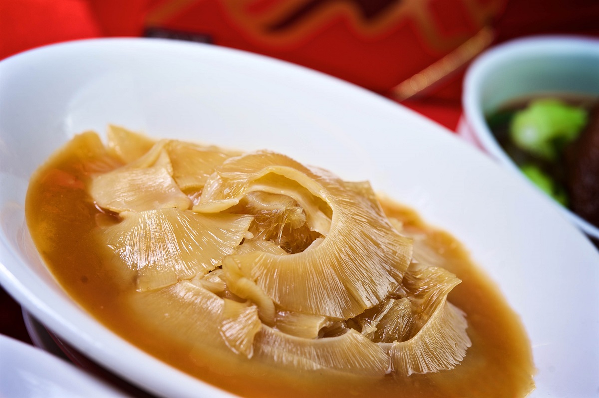 「紅燒燴排翅」精華上湯煨煮頂級中鰭翅，讓饕客春節在家也能品嘗奢華湯品，單點售價8200元。（圖／神旺潮品集提供）