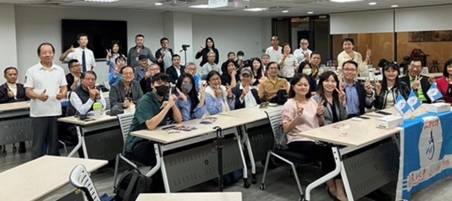 資工系所校友會主辦創新直播服務模式分享與跨業交流論壇合影