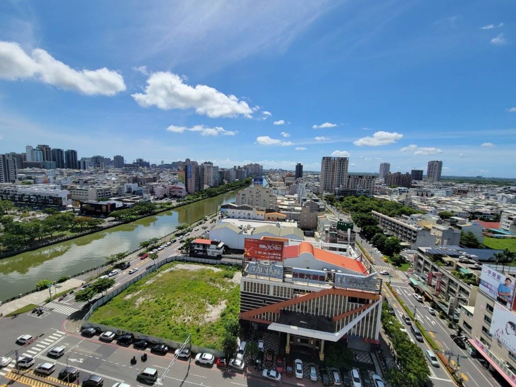 台南「安平區」受惠重劃區開發，憑藉獨特的河岸、海景條件，不僅觀光蓬勃，休閒與慢活氛圍更吸引退休族購屋。(永慶房產集團提供)